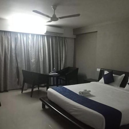Отель Aec Residency Alappuzha Экстерьер фото